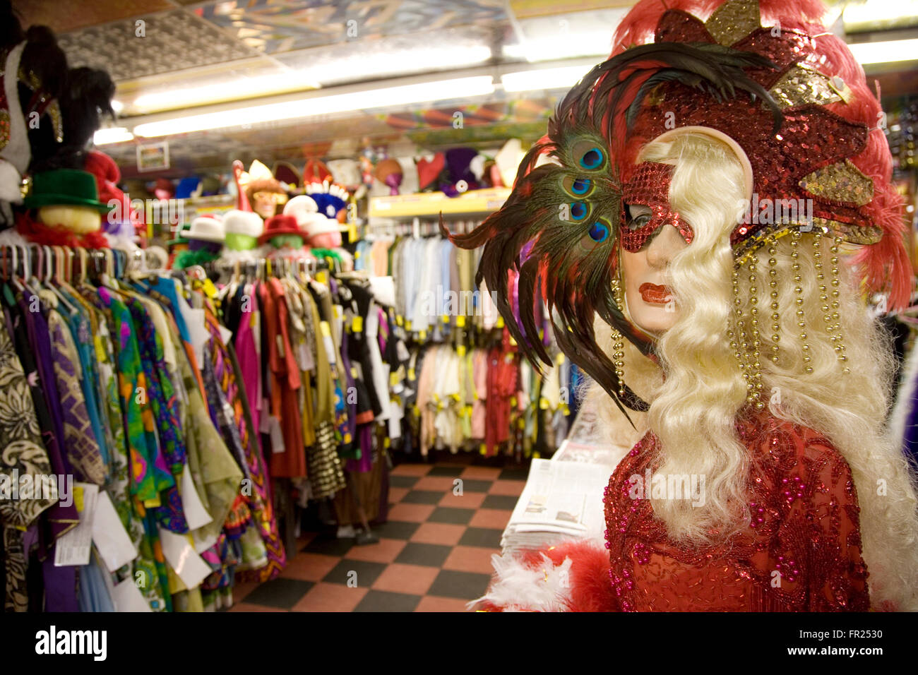 Vintage delle mode e dei costumi di scena folla questo negozio su South Congress Avenue, con la propria lineup di funky boutique, Austin, Texas Foto Stock