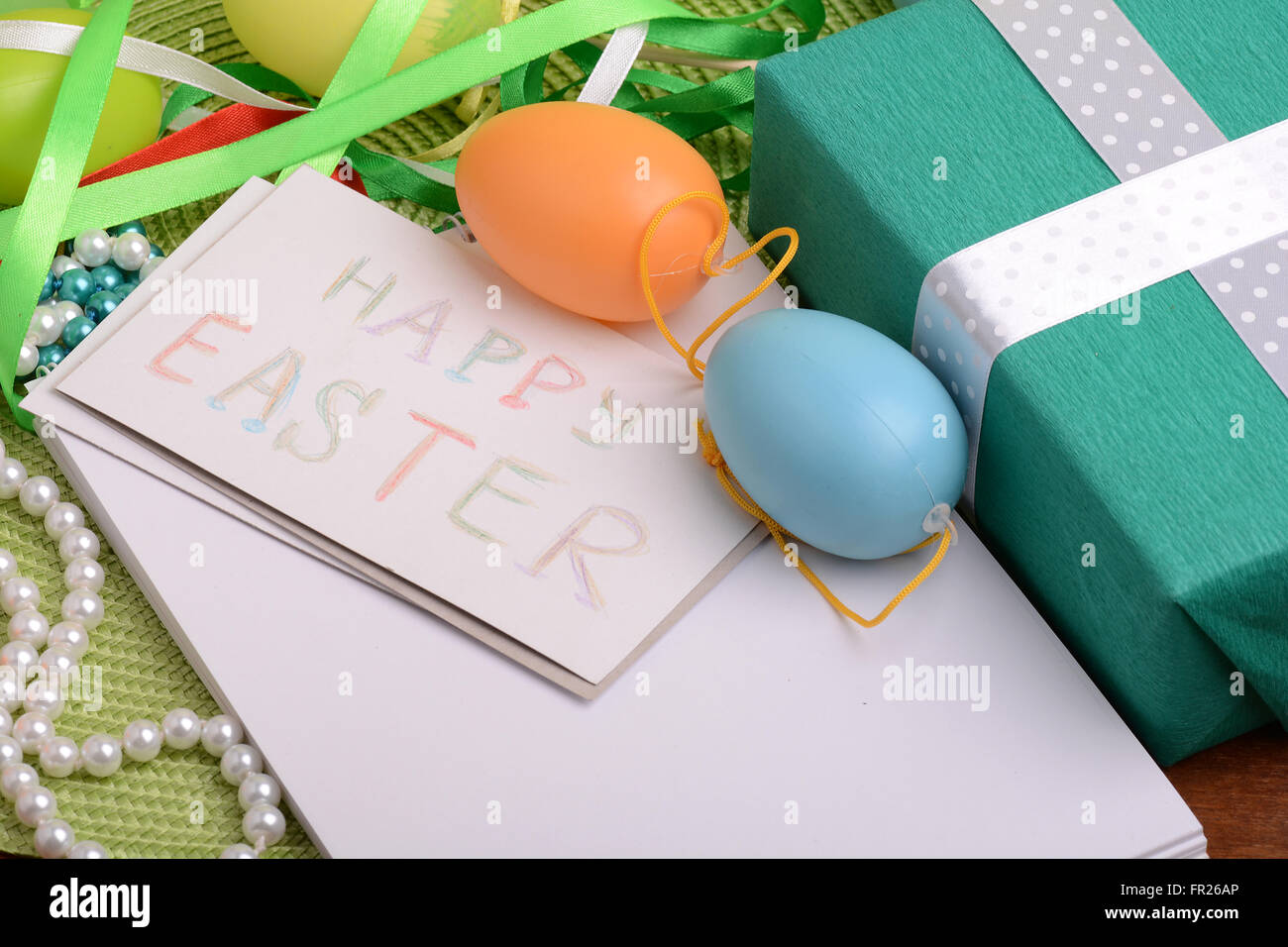 Sfondo di pasqua con le uova di pasqua con fiori di primavera. vintage easter card con cestello Foto Stock