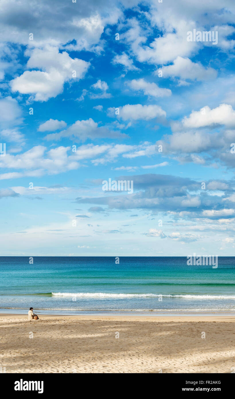 Solitario solitario donna su vuoto Manly Beach a Nord Sydney Australia Foto Stock