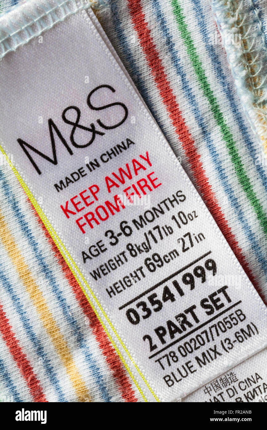 Etichetta in giovani bimbo di M&S leggings - tenere lontano dal fuoco di età 3 - 6 mesi Made in China - venduti nel Regno Unito Regno Unito, Gran Bretagna Foto Stock