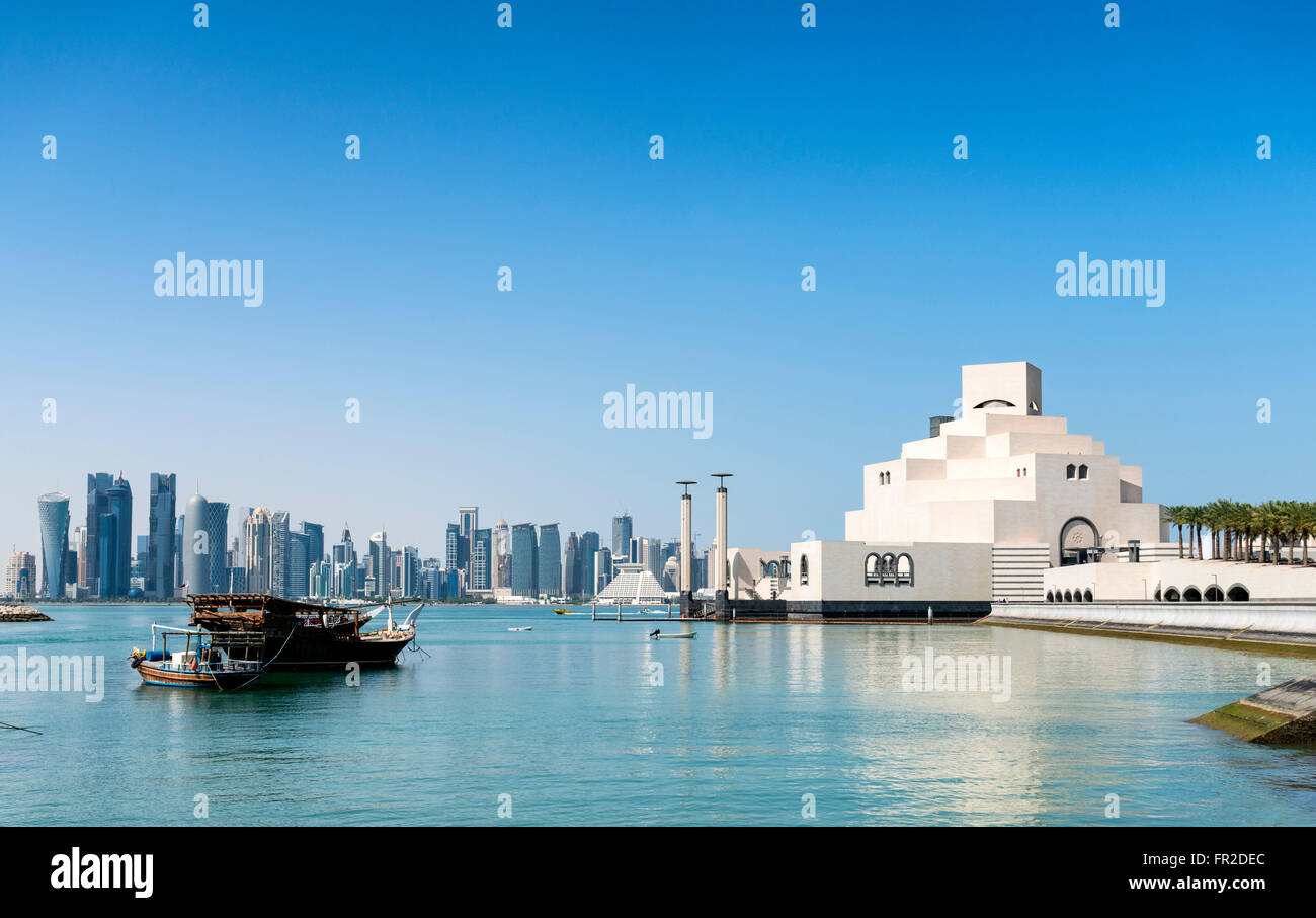 Vista del museo di arte islamica e sullo skyline della città di Doha in Qatar Foto Stock