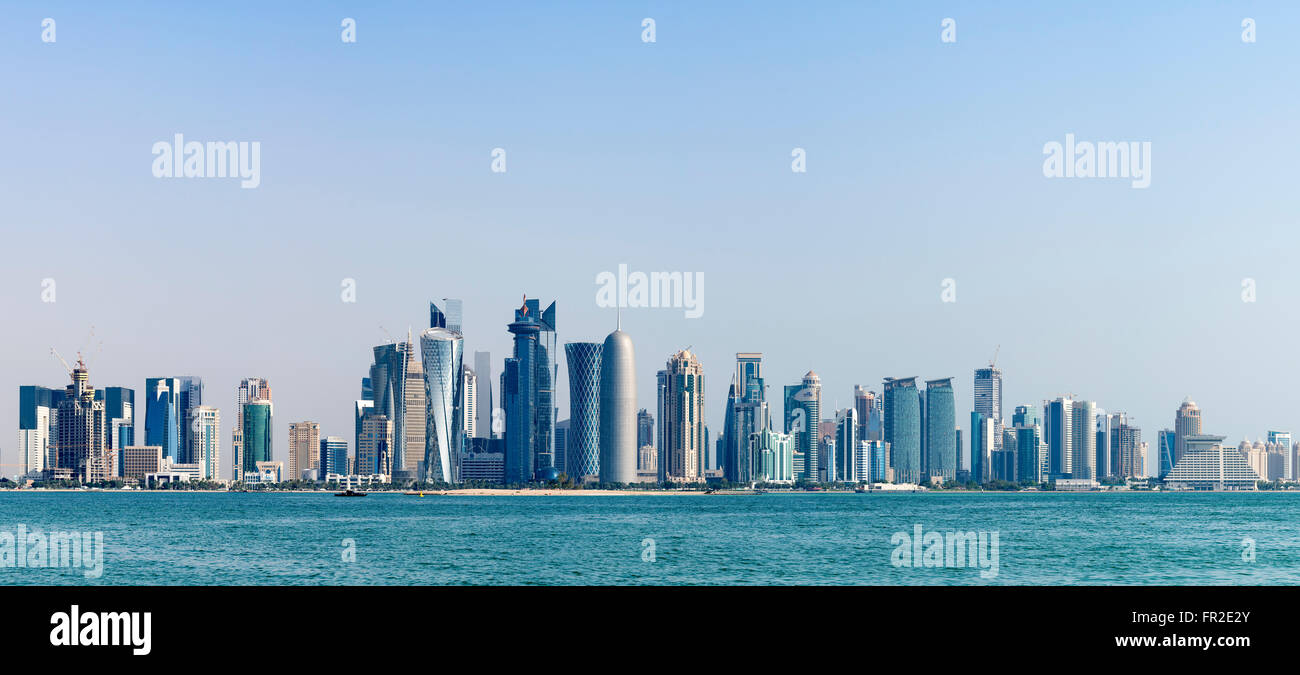 Vista panoramica lungo il lungomare di Corniche verso moderne torri di uffici in West Bay quartiere finanziario e commerciale a Doha in Qatar Foto Stock