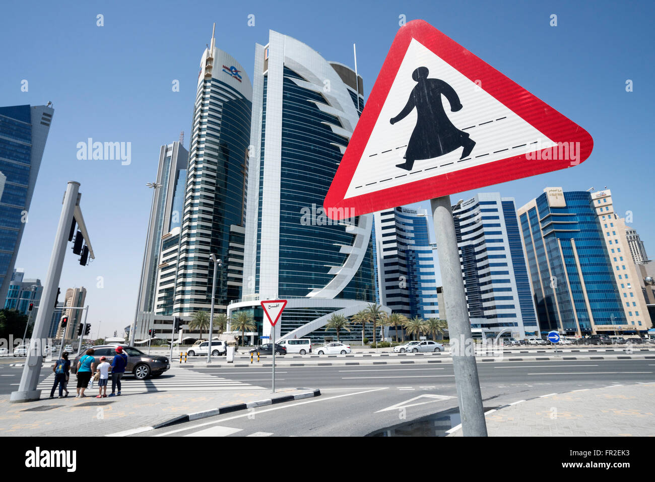 Vista delle moderne torri di uffici e di attraversamento stradale sign in West Bay quartiere finanziario e commerciale a Doha in Qatar Foto Stock