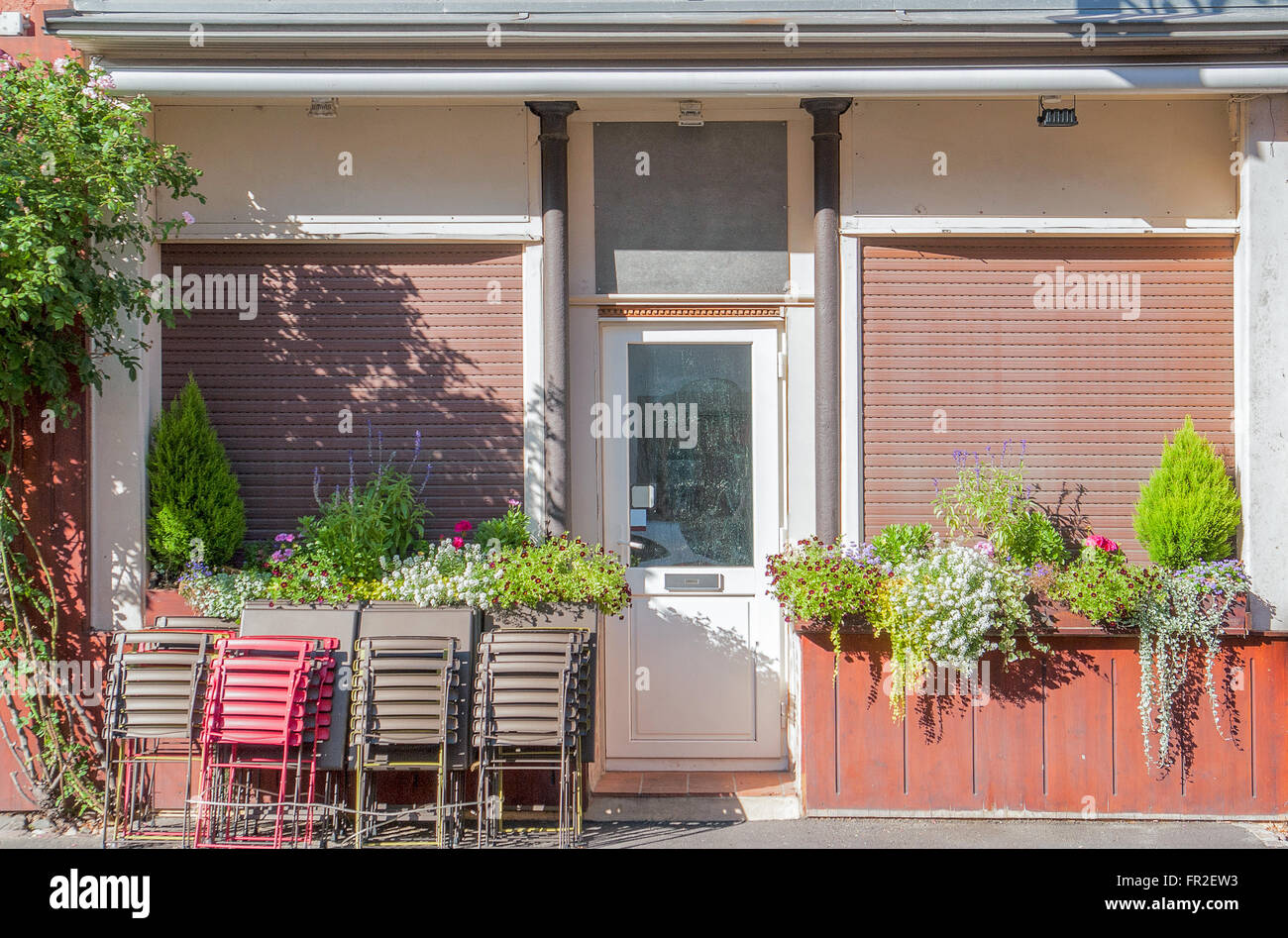 Sunny illuminata la facciata della casa con porta di entrata visto in Colmar, Alsazia, Francia Foto Stock