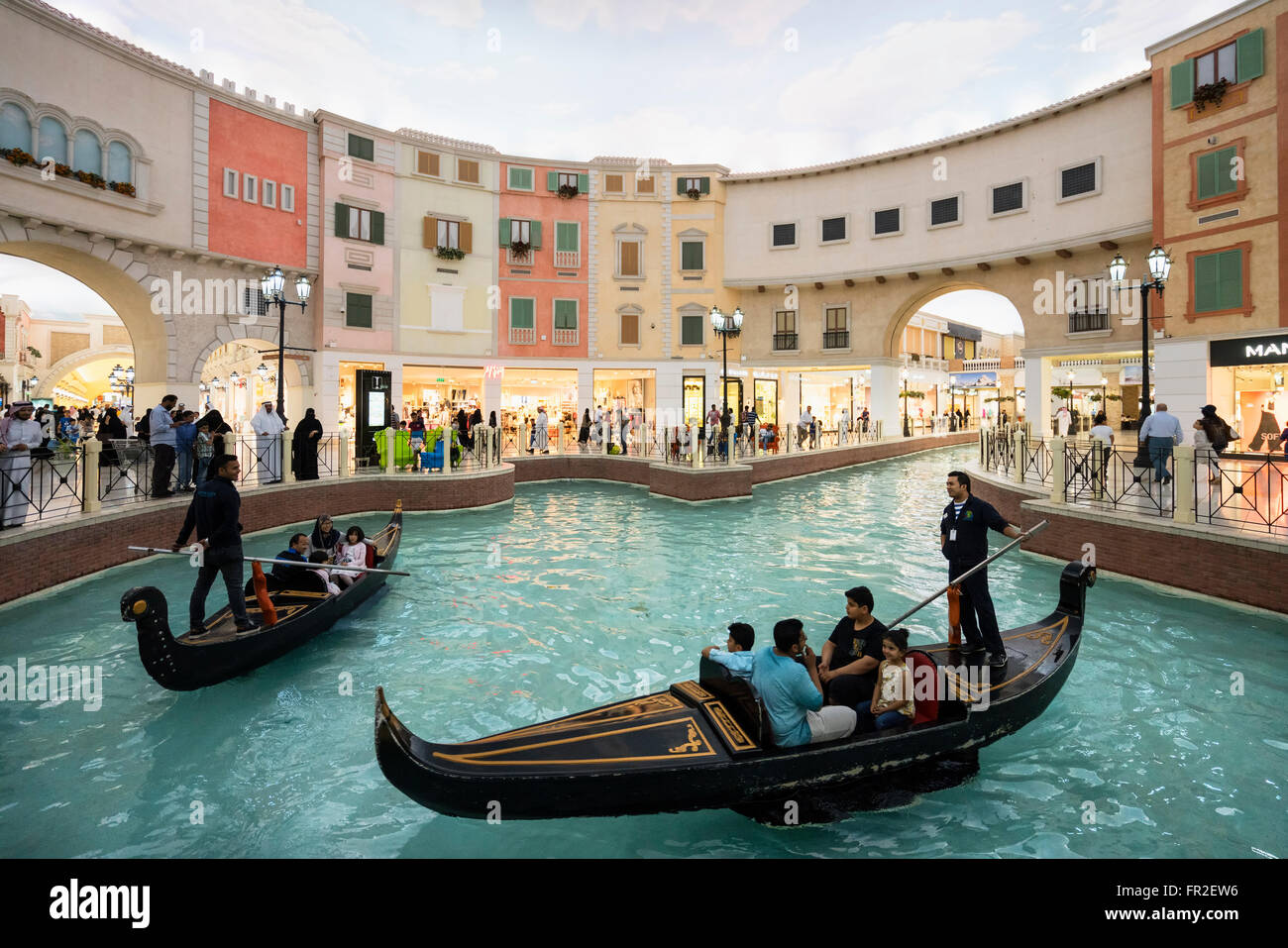 Gondola gite in barca sul canale interno al tema italiano Villaggio Shopping Mall a Doha in Qatar Foto Stock