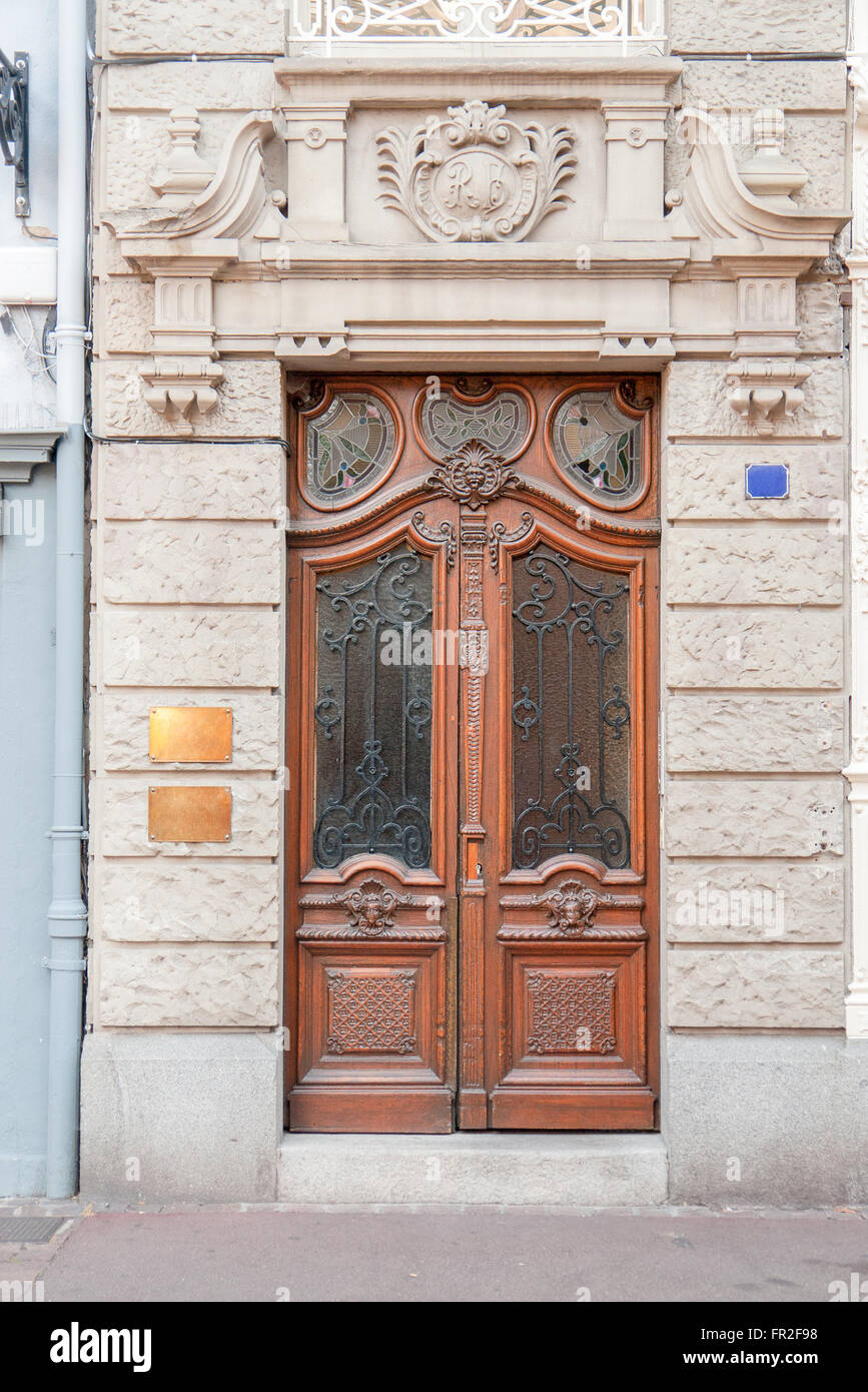 Storica entrata ornata con legno porta di entrata visto a Colmar, Francia Foto Stock