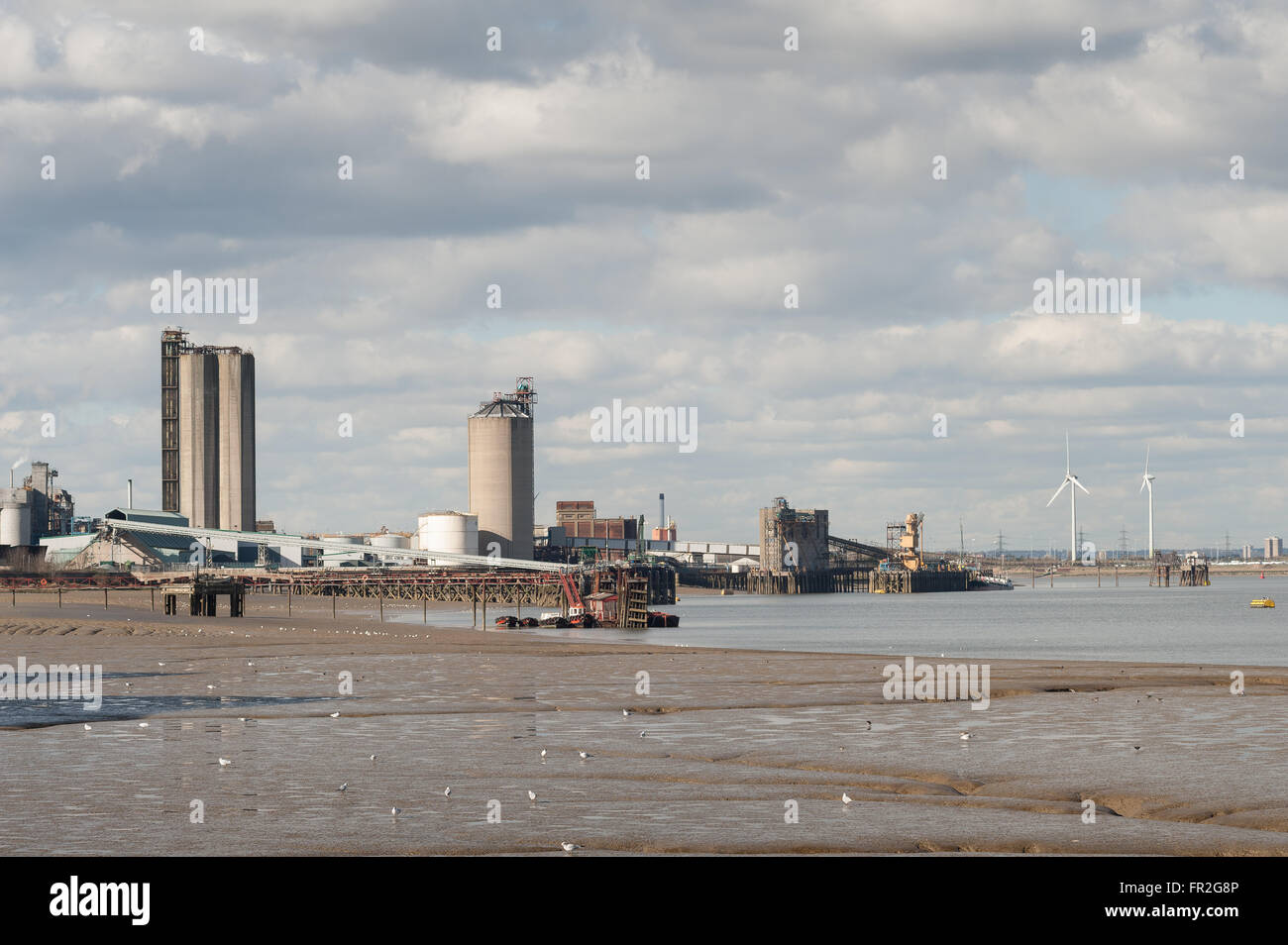 Lo smog e il fumo di inquinanti dal bacino del Tamigi opere olio oltre il fiume a Erith Belvedere torre di raffreddamento factory Foto Stock