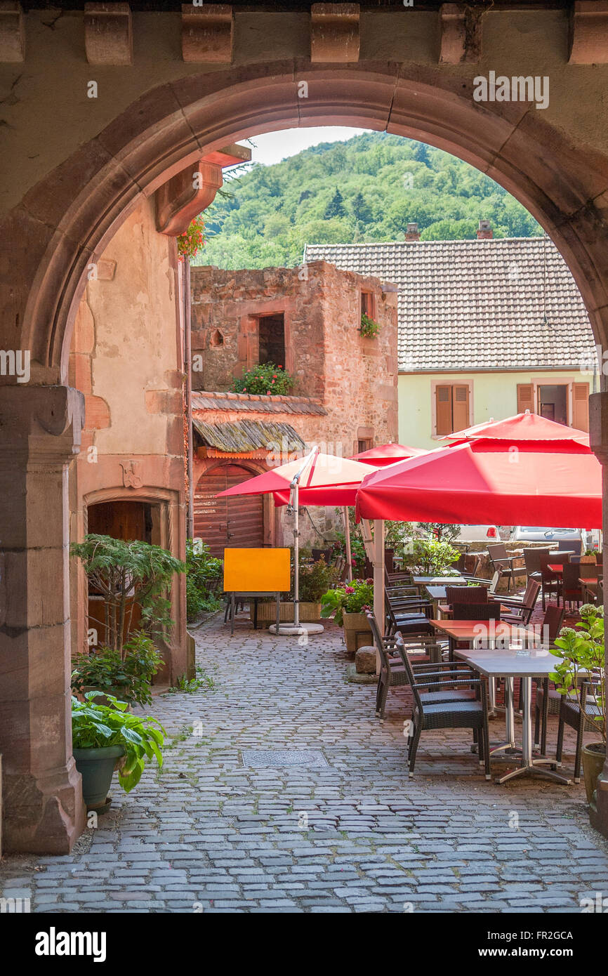 Patio idilliaco in Kaysersberg, una città in Alsazia, Francia Foto Stock