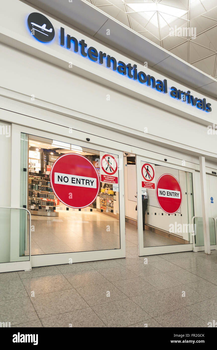 Aeroporto partenze arrivi voli internazionali in materia di attesa per le cancellazioni e per arrivi Foto Stock