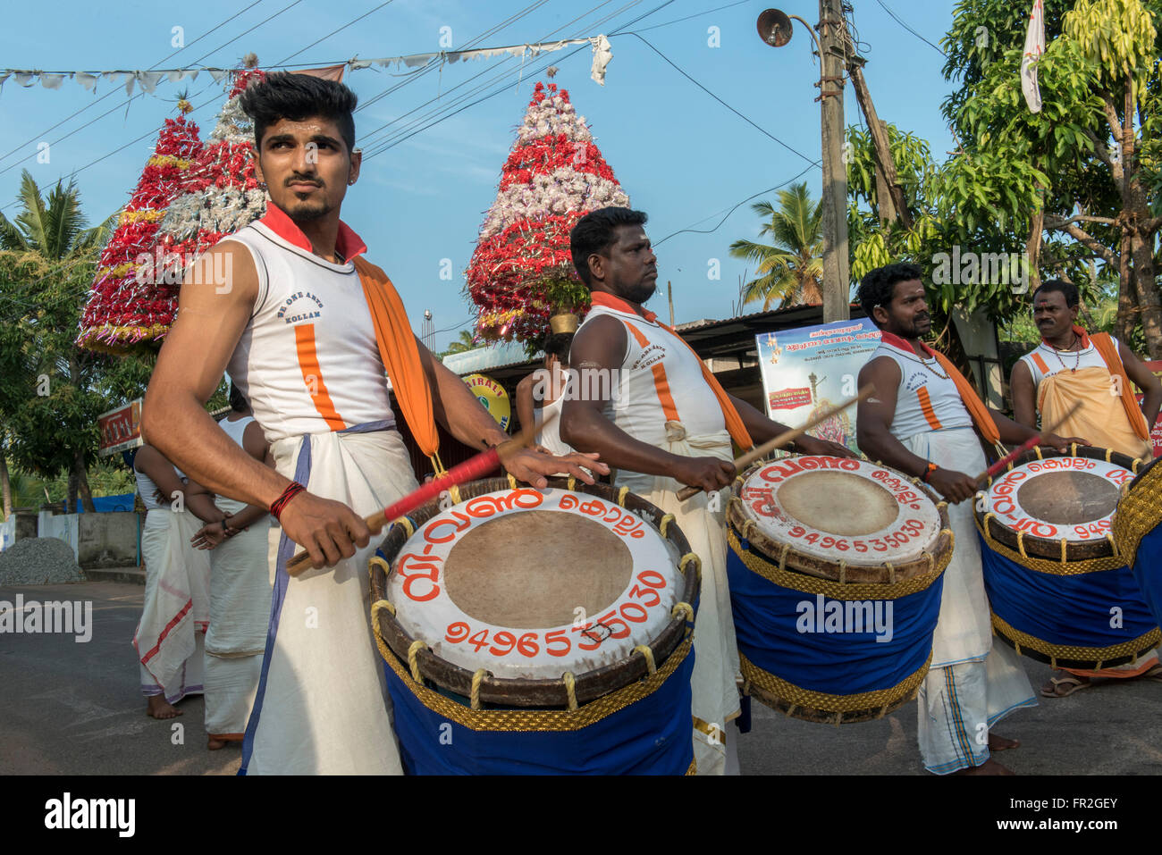 I percussionisti, villaggio cerimonia, Munroe Island Foto Stock