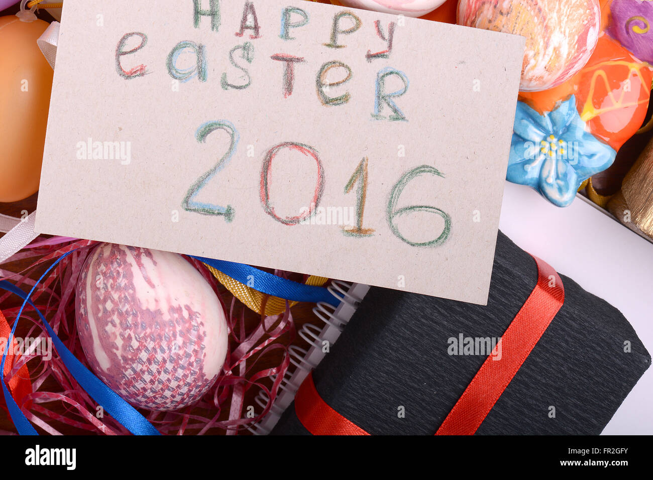 Sfondo di pasqua con uova, nastri e decorazione a molla Foto Stock