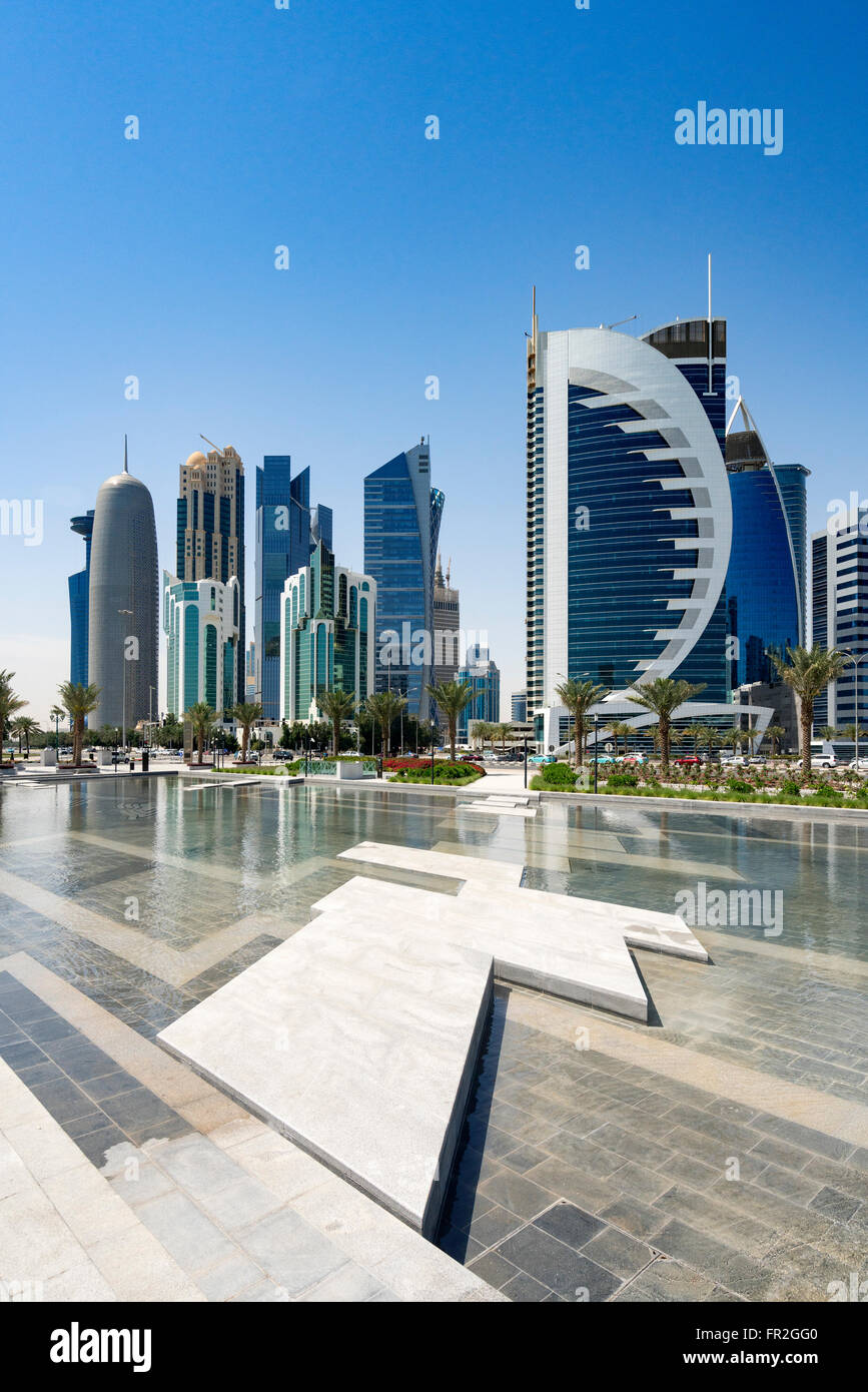 Vista di un moderno ufficio torri in West Bay quartiere finanziario e commerciale a Doha in Qatar Foto Stock