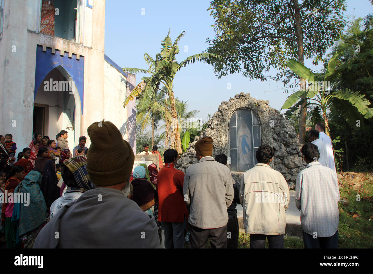 La preghiera di fronte alla Madonna di Lourdes chiesa in Baidyapur, West Bengal, India sul dicembre 02, 2012. Foto Stock