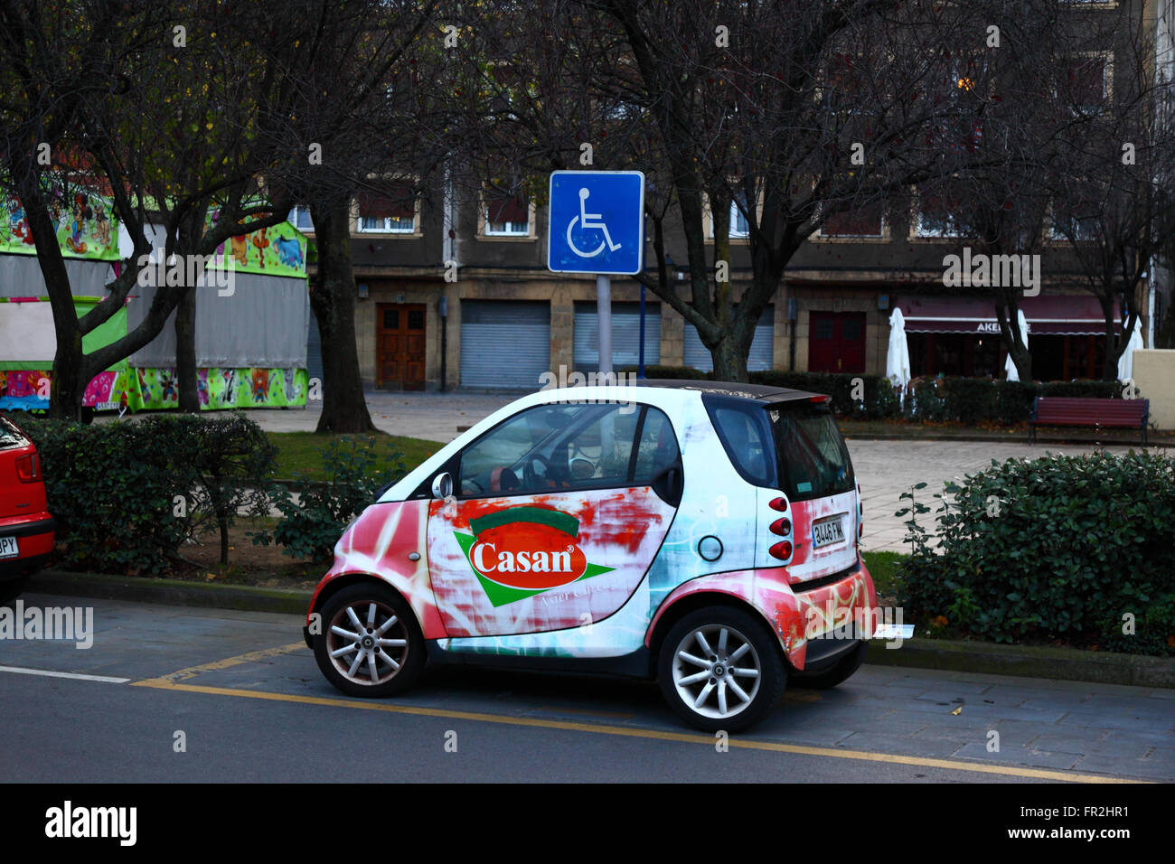 Piccola Economia città ultracompatto che sta auto parcheggiate nel parcheggio disabili spazio in street, Portugalete, vicino a Bilbao, Paesi Baschi Foto Stock