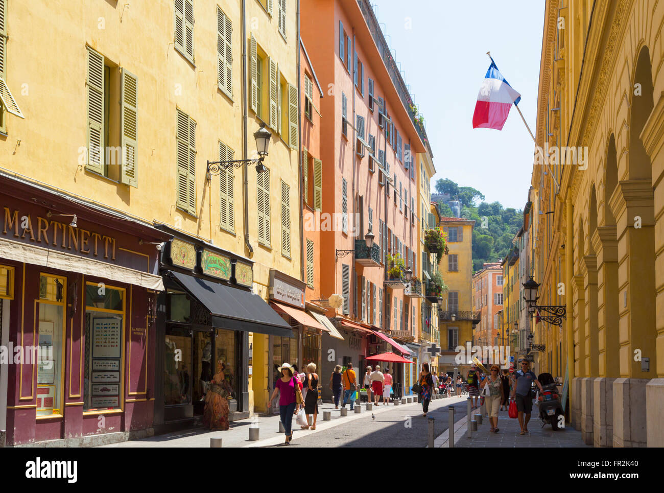 Nizza Cote d'Azur, Costa Azzurra, Francia. Vieille Ville, la Città Vecchia. Vista lungo la Rue de la prefettura Foto Stock
