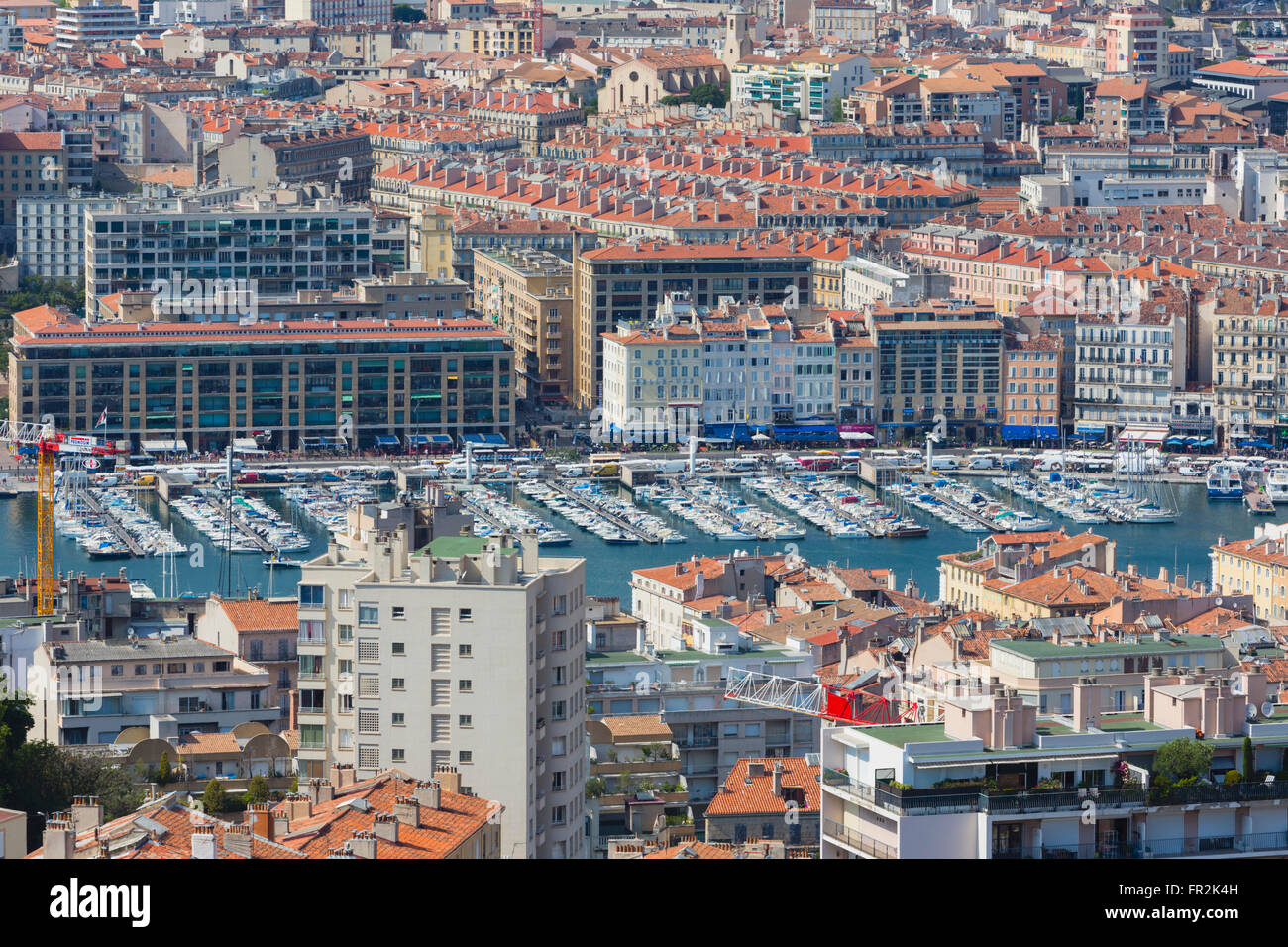 Marsiglia, Provence-Alpes-Côte d'Azur, in Francia. Vista dall'alto in basso sul Vieux-Port, il vecchio porto e la città. Foto Stock