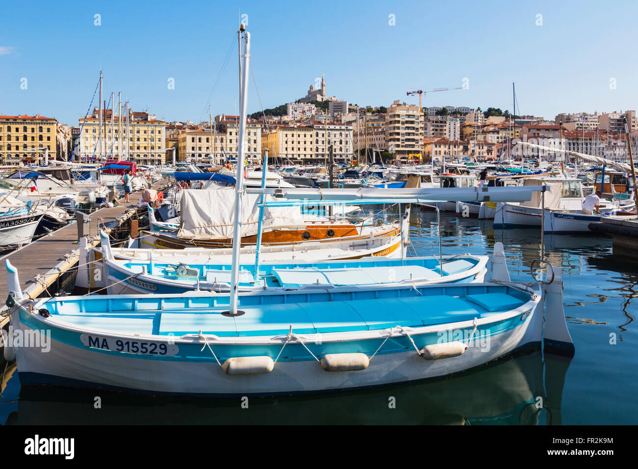 Marsiglia, Provence-Alpes-Côte d'Azur, in Francia. Vista sul Vieux-Port, il vecchio porto, al XIX secolo Neo-Byzantine Basilica Foto Stock
