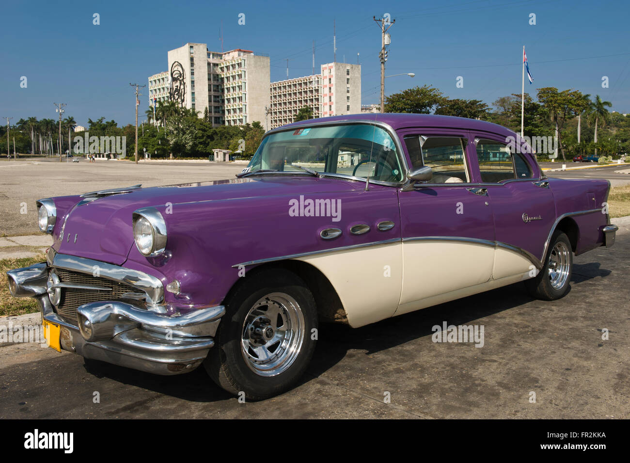 Old timer di fronte al Ministero dell'Interno, Havana, Cuba old timer vor dem Ministerium des Inneren, Havanna, Kuba Foto Stock