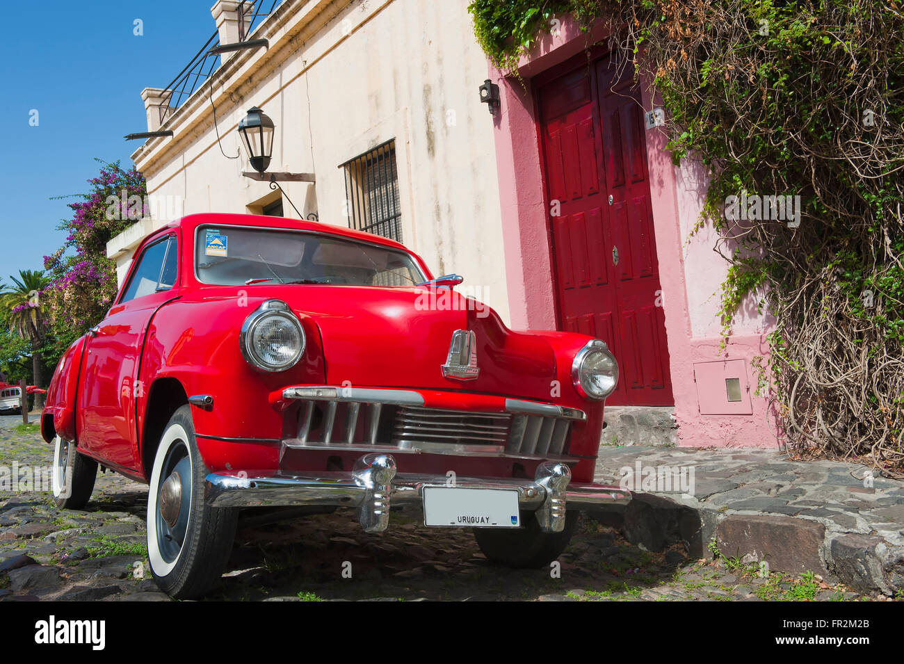 Auto d'epoca, di fronte a una casa, Colonia del Sacramento, Uruguay Sud America Foto Stock