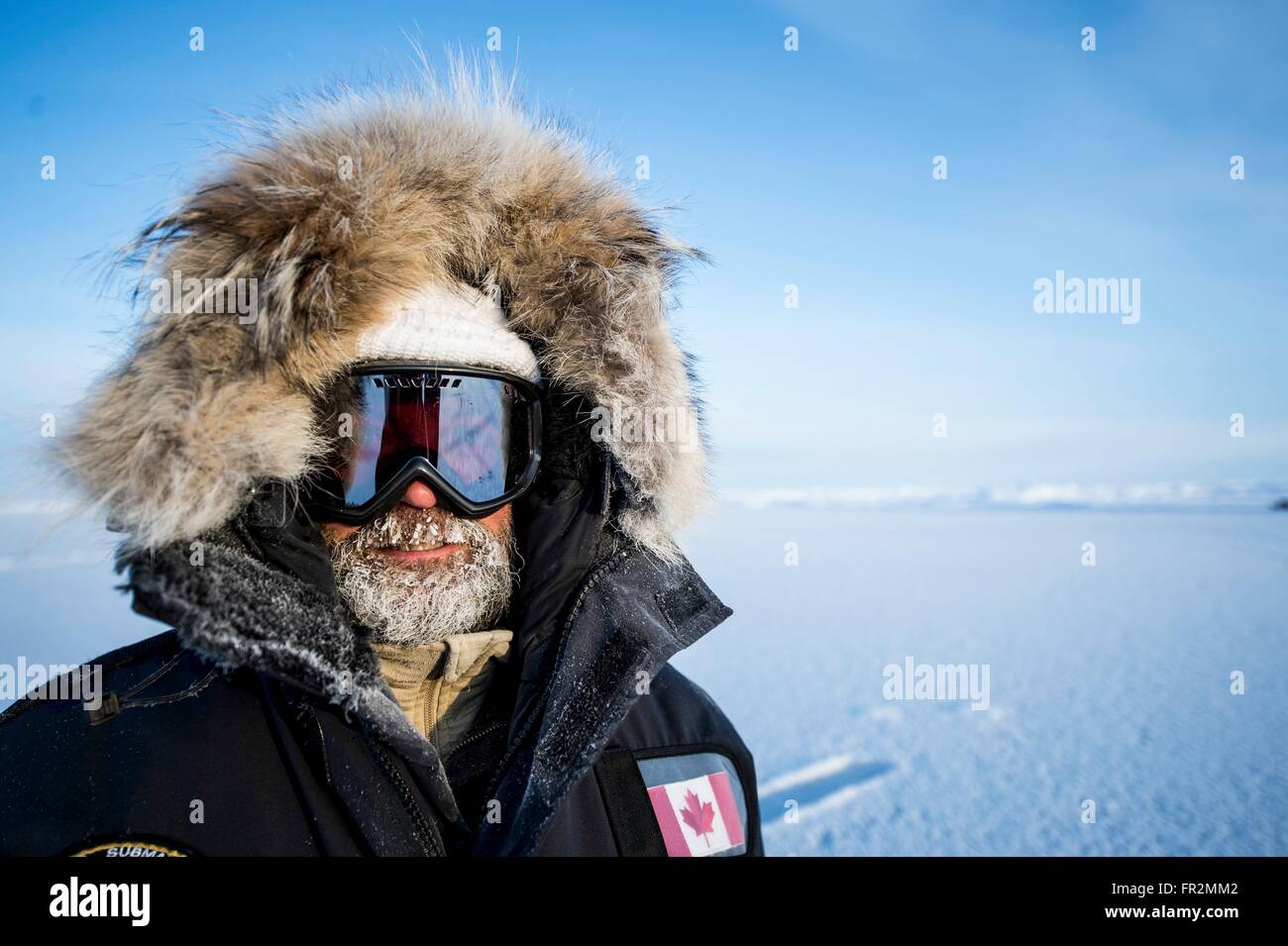 Un membro della Canadian research team preinstallato in un freddo estremo  abbigliamento a multi-National Ice Camp Sargo costruire per l'ICEX 2016  esercizio 13 marzo 2016 nel circolo polare artico. L'ICEX 2016 è