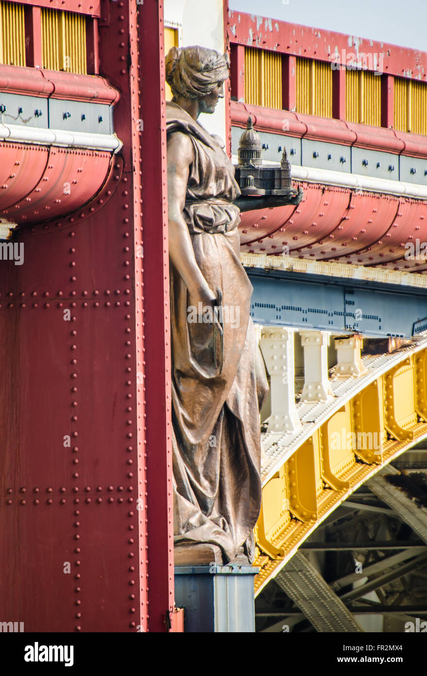 Il Vauxhall Bridge è un ponte ad arco in acciaio e granito di grado II* nel centro di Londra. Attraversa il Tamigi. Dettagli Foto Stock
