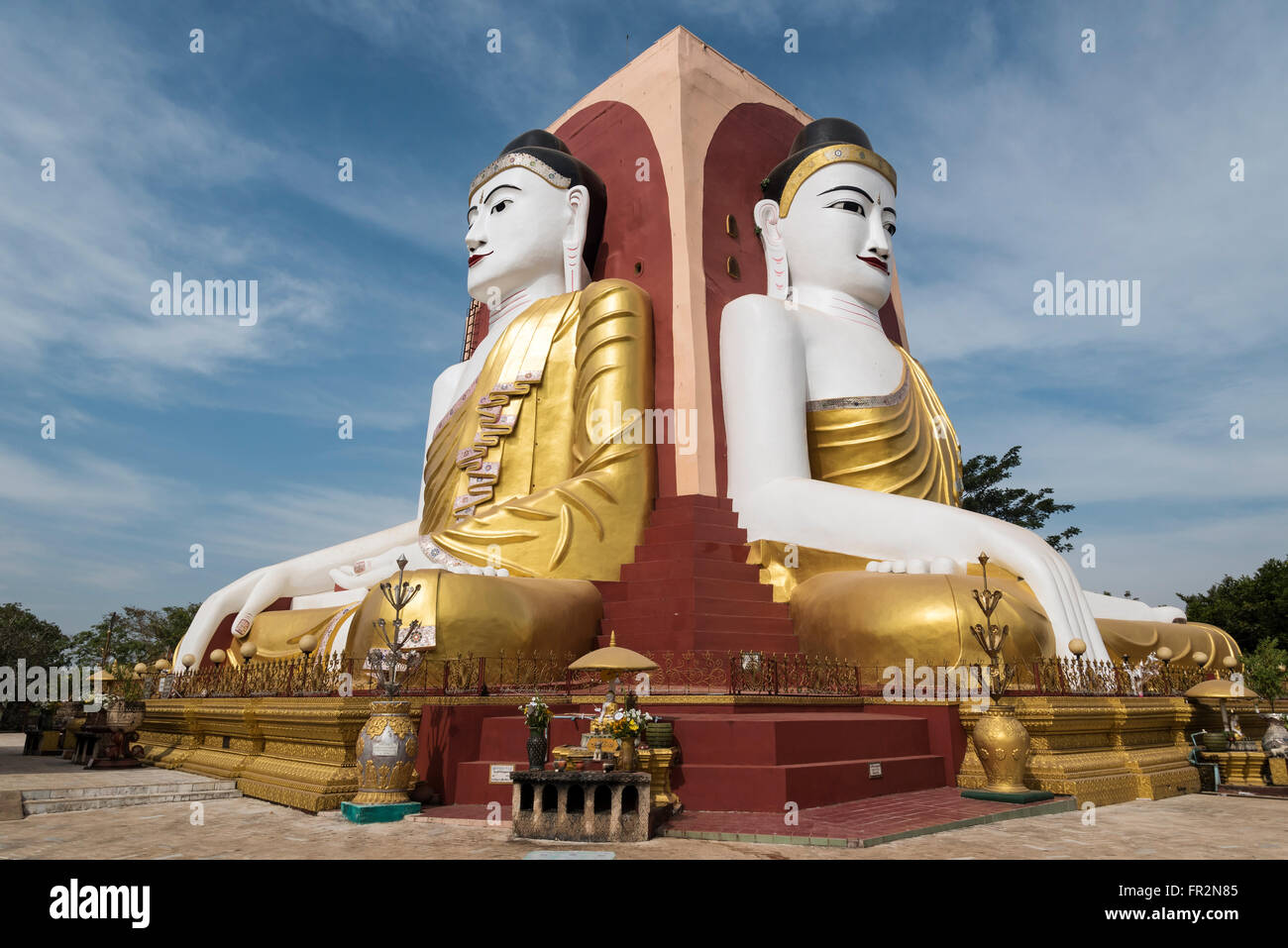 Quattro Buddha seduto al santuario di Kyaikpun Pagoda di Bago, Birmania (Myanmar) Foto Stock