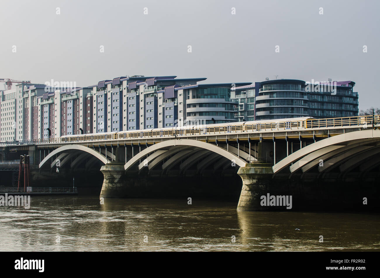 Grosvenor Bridge di Londra originariamente noto come e in alternativa denominata Victoria Railway Bridge è un ponte ferroviario sul fiume Tamigi Foto Stock