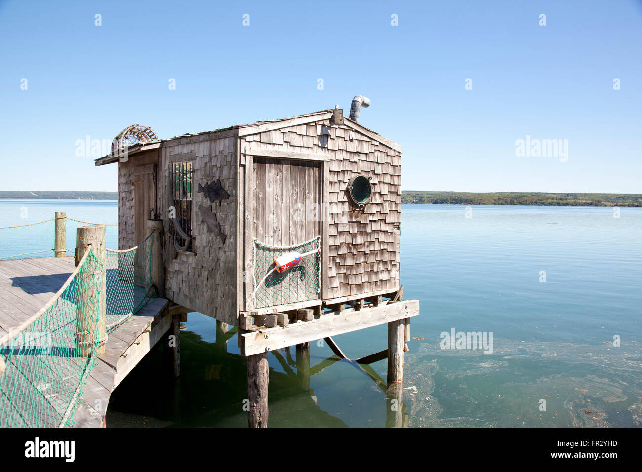 In legno antico baracca di pesce da docks sul mare Foto Stock