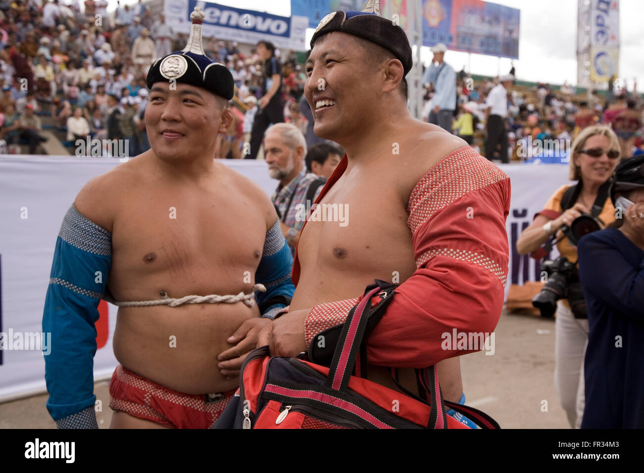 Più di un migliaio di gigante per la maggior parte dimensioni grapplers prendere parte nel wrestling durante l'annuale Festival Naadam, Mongolia. Foto Stock