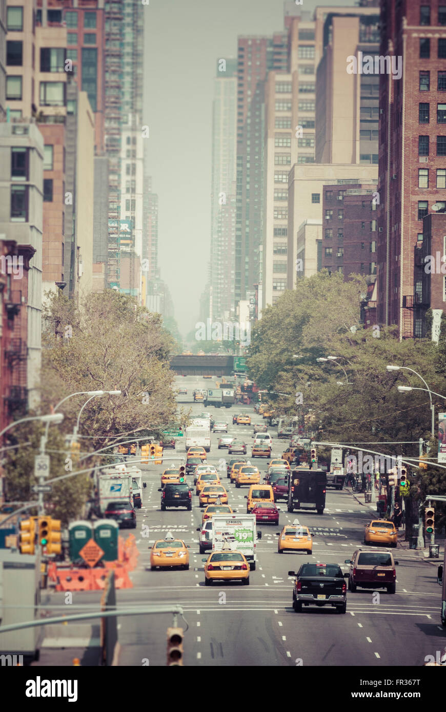 Street con il traffico, New York City, Stati Uniti d'America. Foto Stock