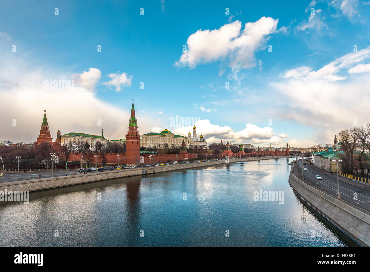 Mosca, Russia - 11 Marzo 2016: vista del Cremlino dalla grande ponte di pietra contro gli argini del fiume di Mosca. Foto Stock