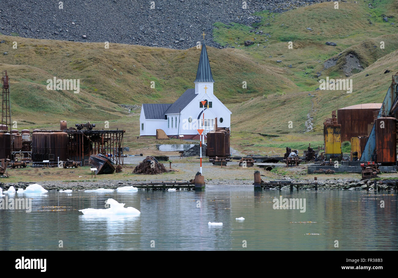Il Norvegese Chiesa luterana si erge tra la ruggine rovine della stazione baleniera. Grytviken, Georgia del Sud Foto Stock