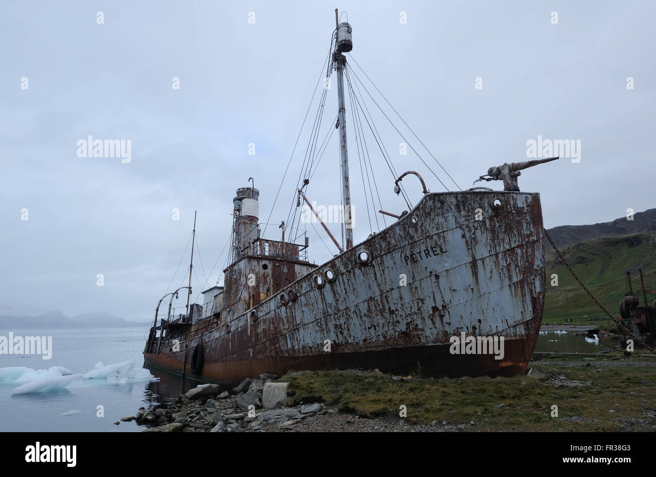 La caccia alla balena barca Petrel spiaggiata nelle rovine di Grytviken stazione baleniera. Grytviken, Georgia del Sud Foto Stock