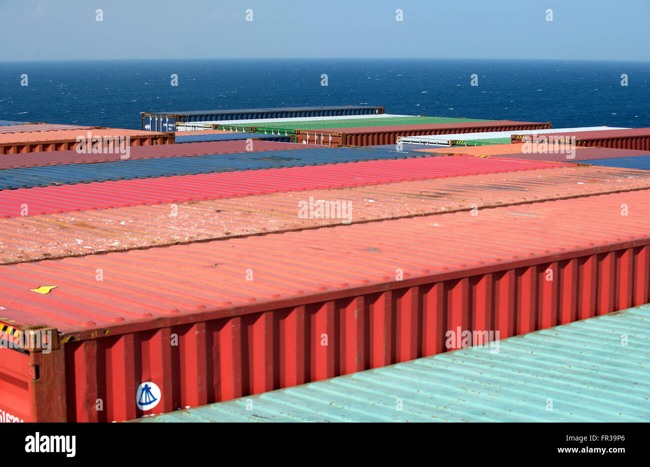 I contenitori di spedizione impilati a prua di CC Corte vero e proprio contenitore nave che naviga da Port Kelang a Southampton. Foto Stock