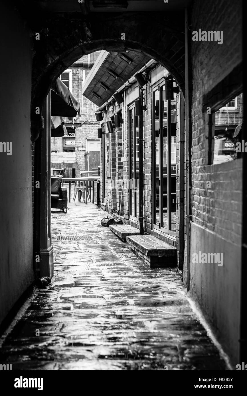 Passaggio al Queens Court a Leeds, West Yorkshire, Inghilterra, Regno Unito Foto Stock