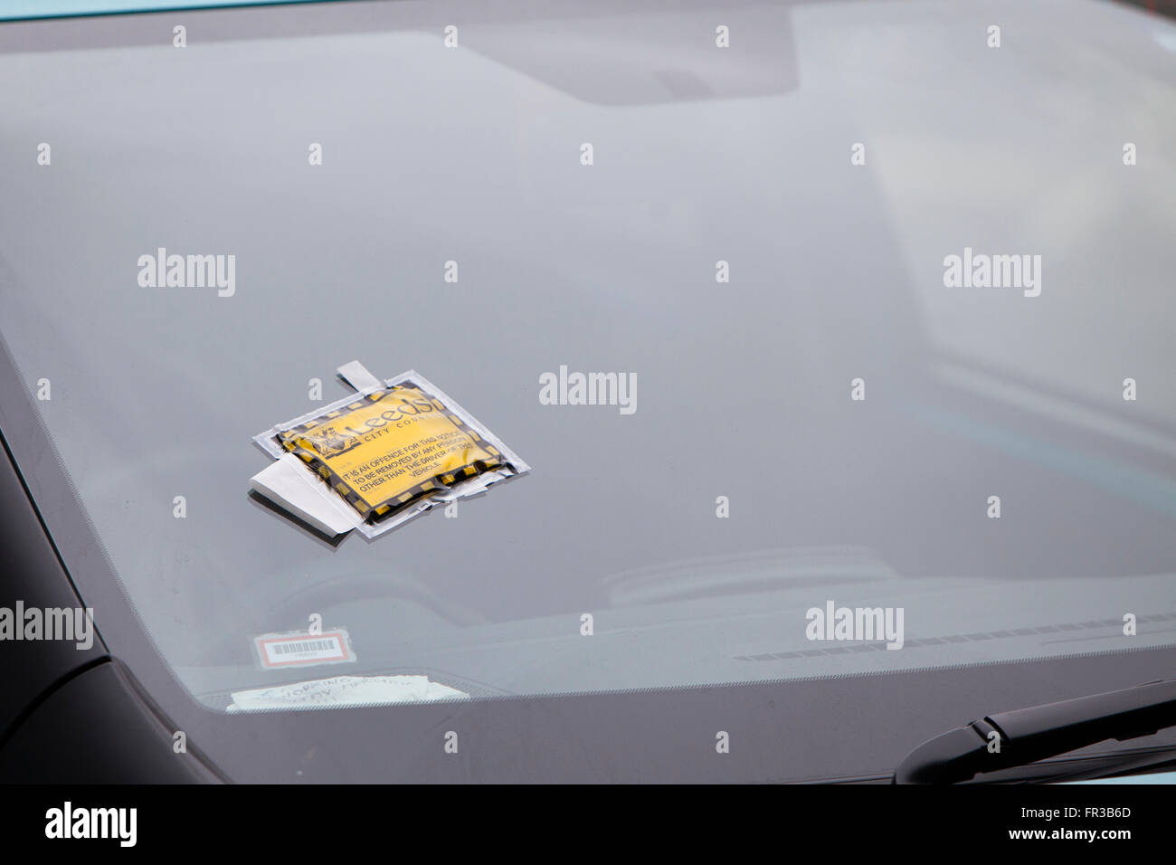 Parcheggio bene su un auto a Leeds. Foto Stock