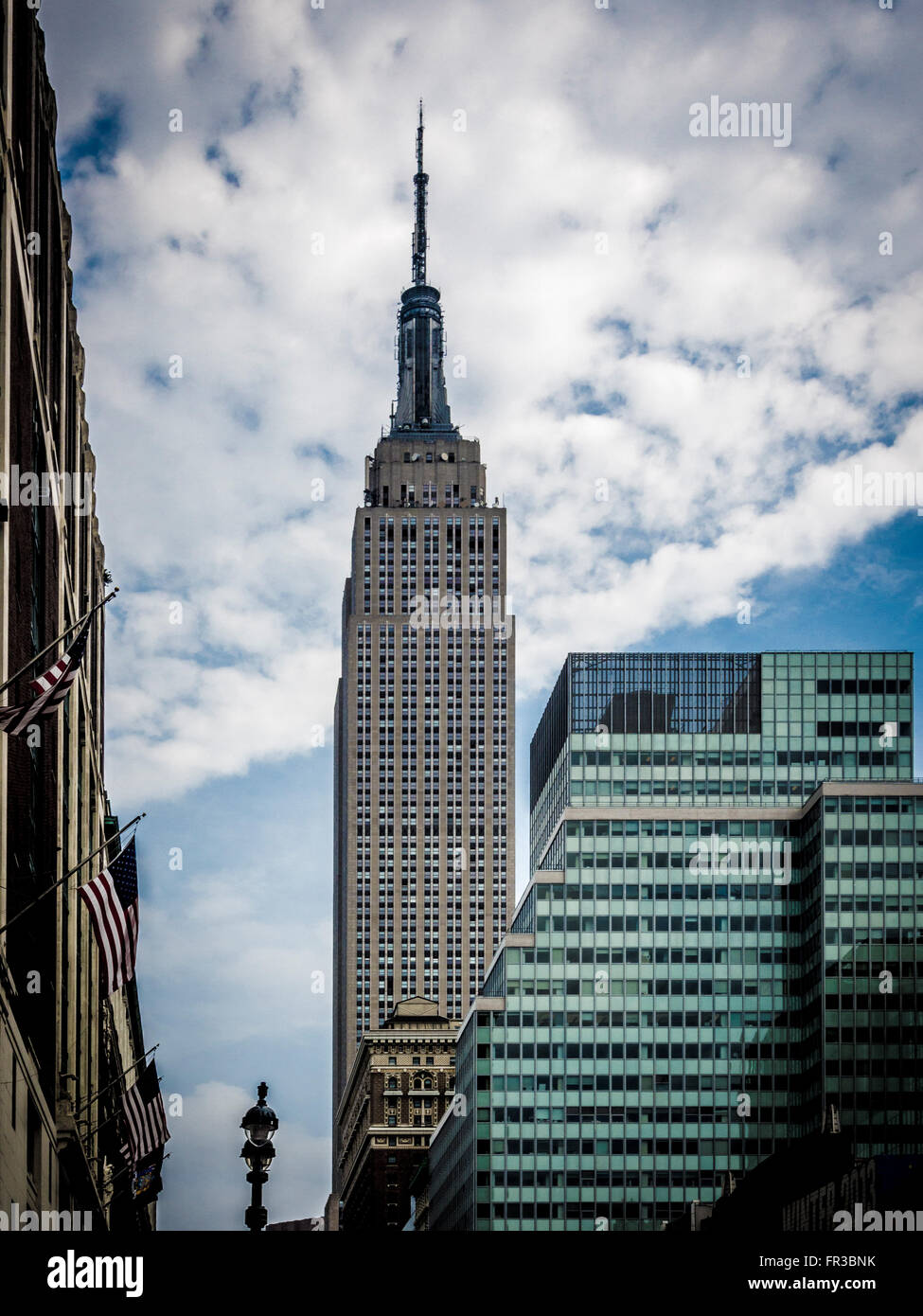 Empire State Building visto da W 34th St, New York City, Stati Uniti d'America. Foto Stock