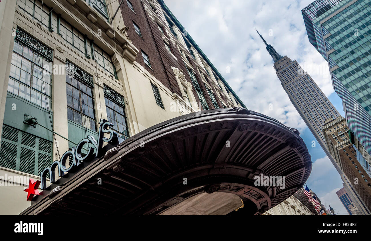 Macy's segno all'ingresso del negozio, con in sottofondo, W 34th St, New York City, Stati Uniti d'America. Foto Stock