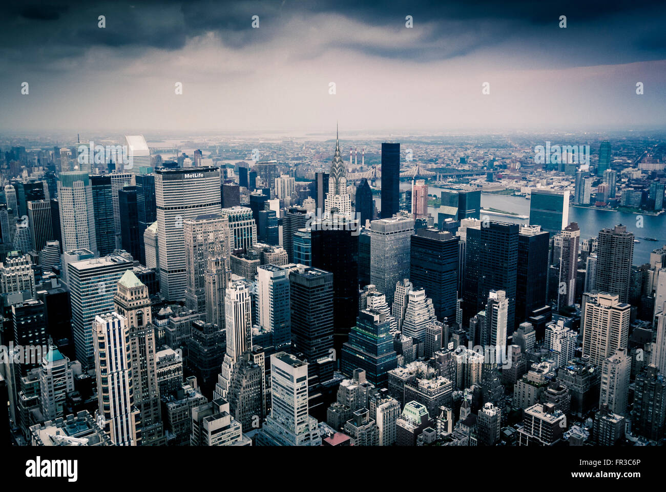 Il Chrysler Building, East Side del centro cittadino di Manhattan, New York City, Stati Uniti d'America. visto dall' Empire State Building Foto Stock
