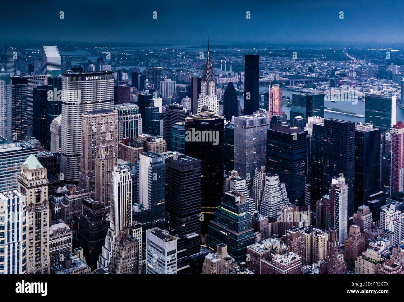 Vista dall'Empire State Building guardando a nord-est con la parte superiore del Chrysler Building visibile, New York City, Stati Uniti d'America Foto Stock