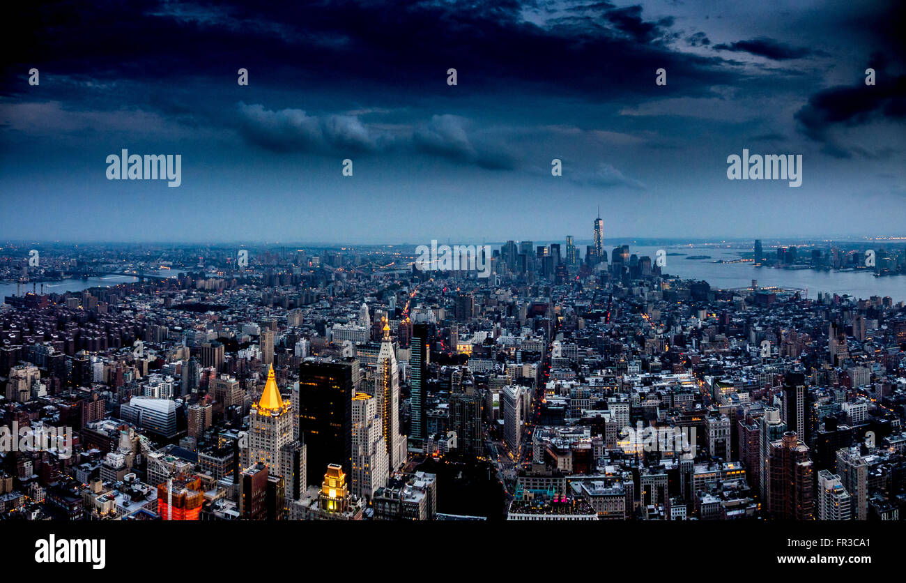 Vista verso la parte inferiore di Manhattan da Empire State Building di New York City, Stati Uniti d'America. Foto Stock