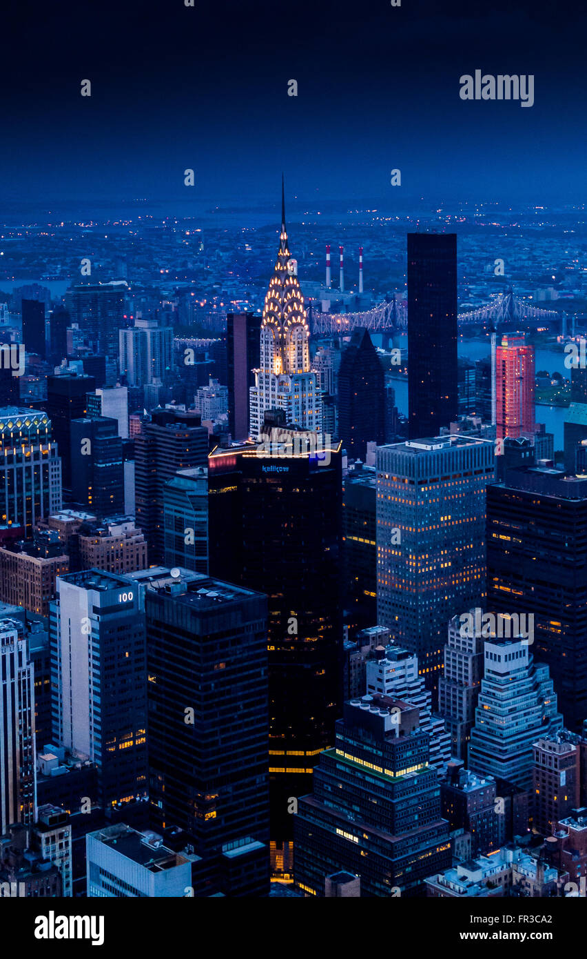 Il Chrysler Building, East Side del centro cittadino di Manhattan, New York City, Stati Uniti d'America. visto dall' Empire State Building Foto Stock