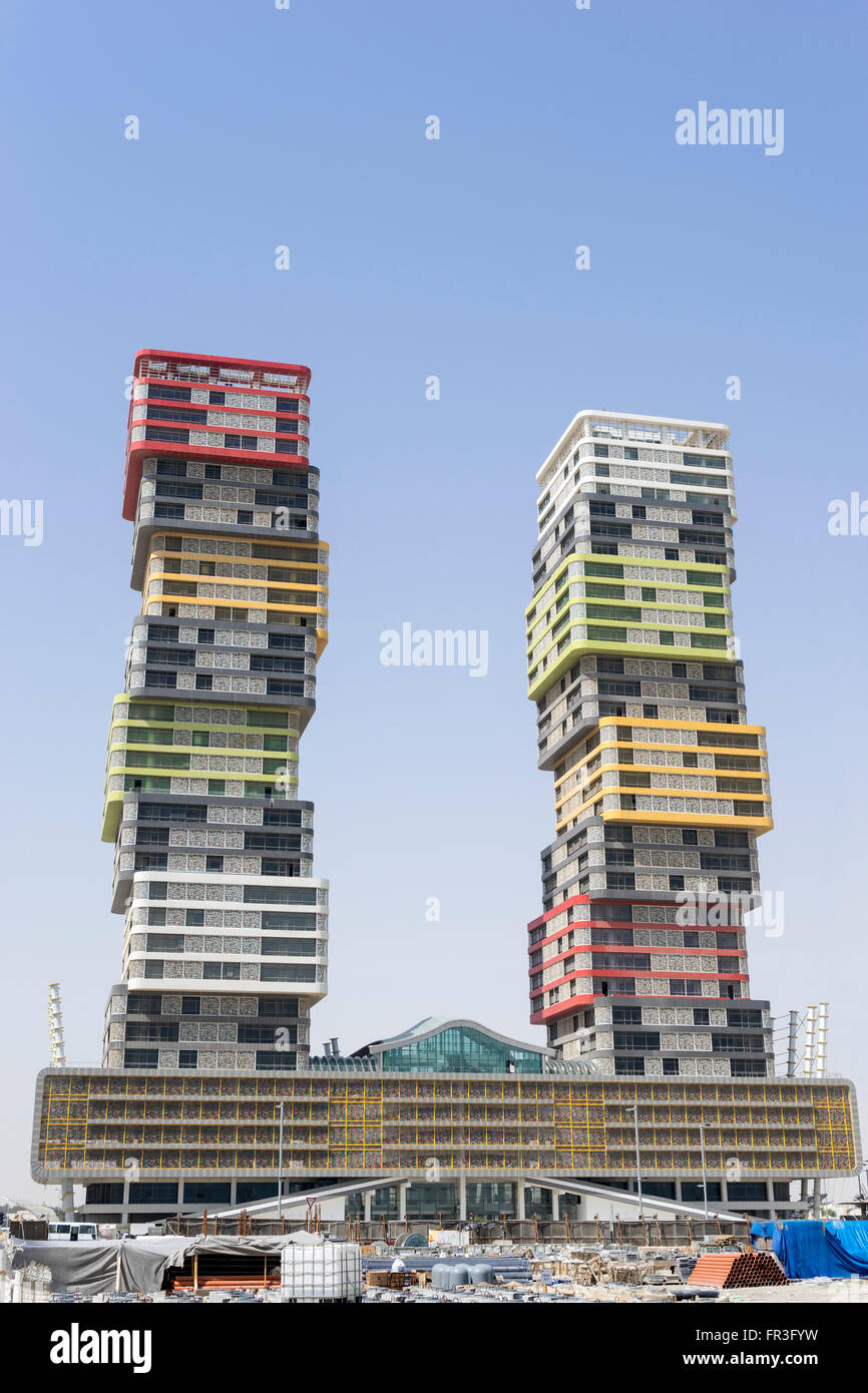 Twin Towers alto edificio in costruzione nel quartiere Marina nella nuova città Lusail a Doha in Qatar Foto Stock