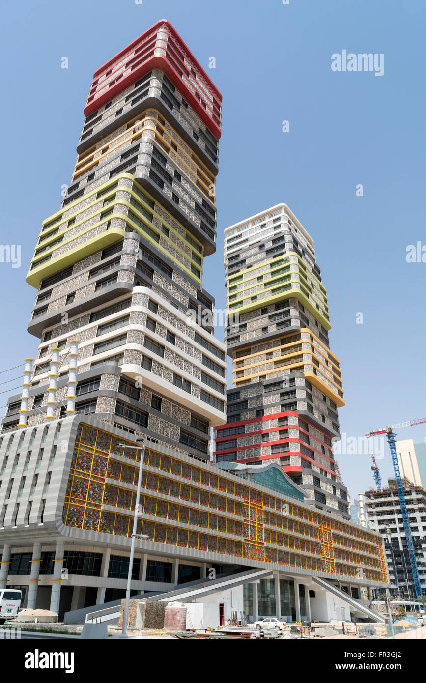 Twin Towers alto edificio in costruzione nel quartiere Marina nella nuova città Lusail a Doha in Qatar Foto Stock