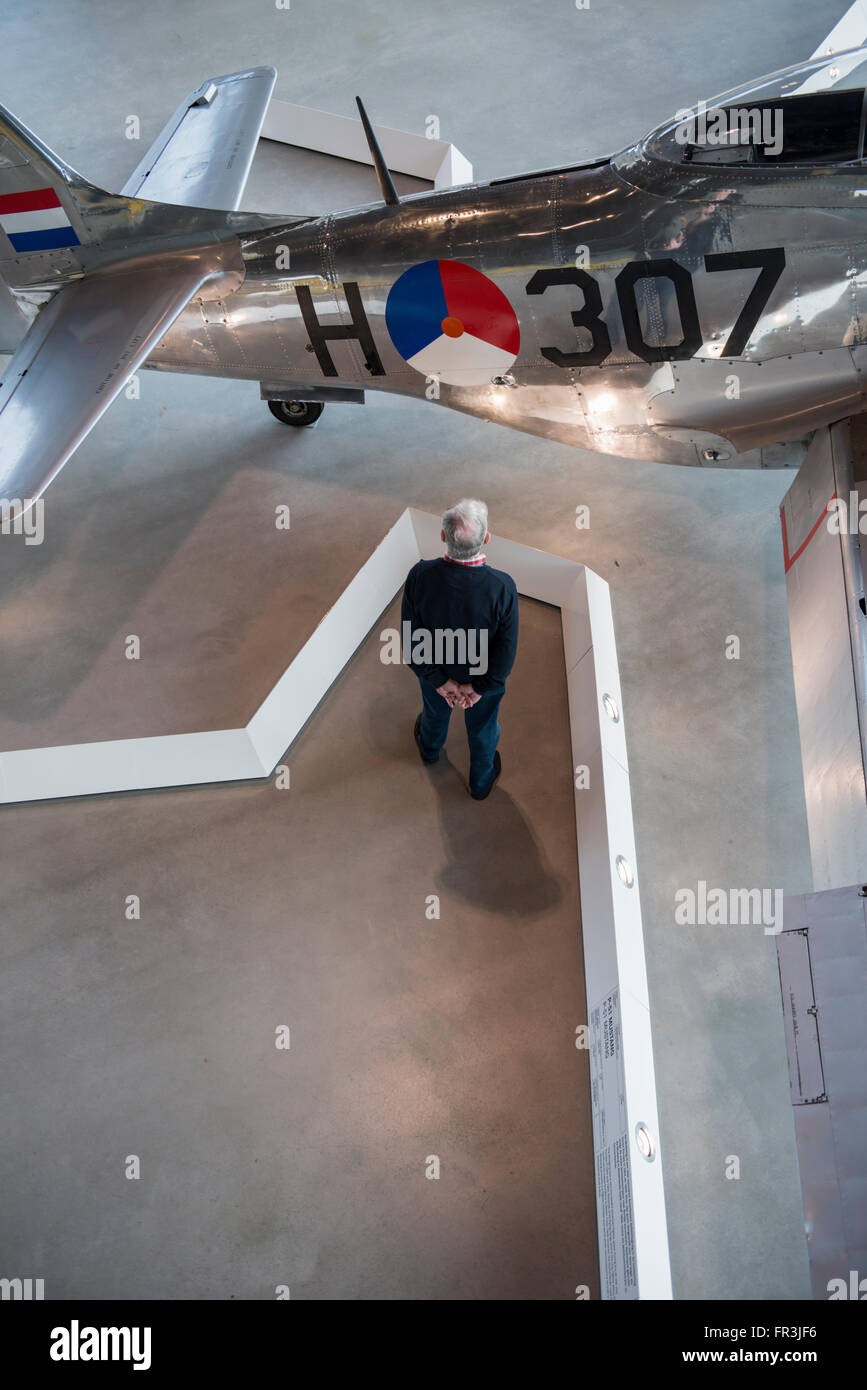 Visita di un velivolo P-51 Mustang in mostra al Museo militare Nazionale di Soesterberg, Paesi Bassi Foto Stock