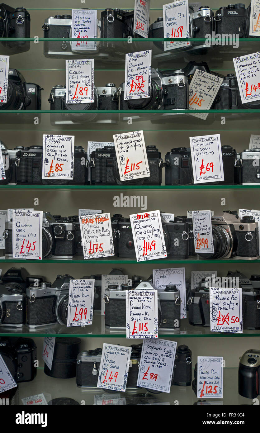 Un display di pellicola usati per le telecamere in una piccola telecamera indipendente negozio di Edimburgo. Foto Stock