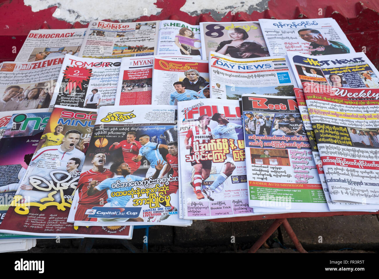 Newstand con riviste che mostra English Premier League Football di copertura in Yangon Myanmar Foto Stock