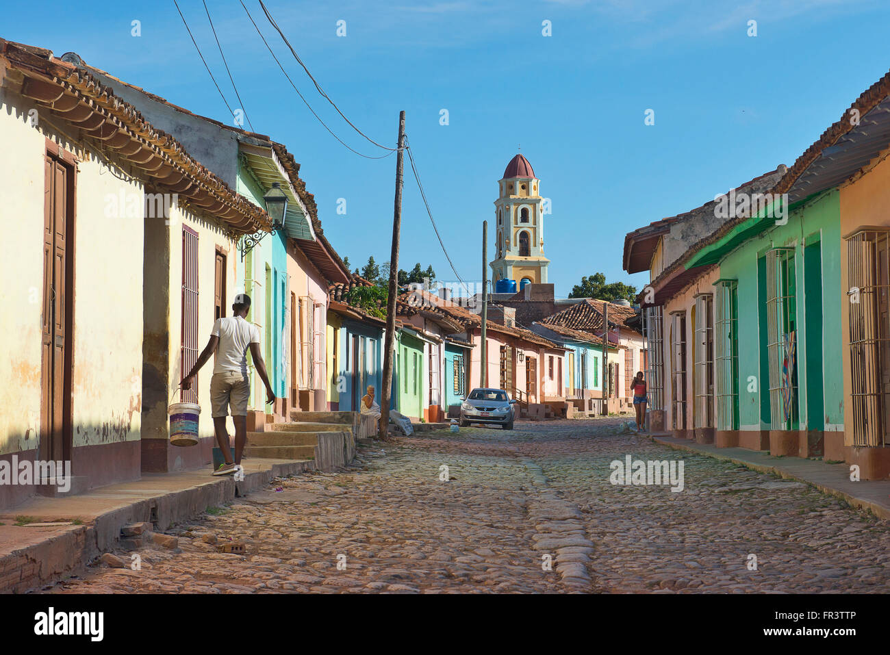 Una strada della vecchia città coloniale di Trinidad, Cuba con la Iglesia y Convento de San Francisco in background. Foto Stock