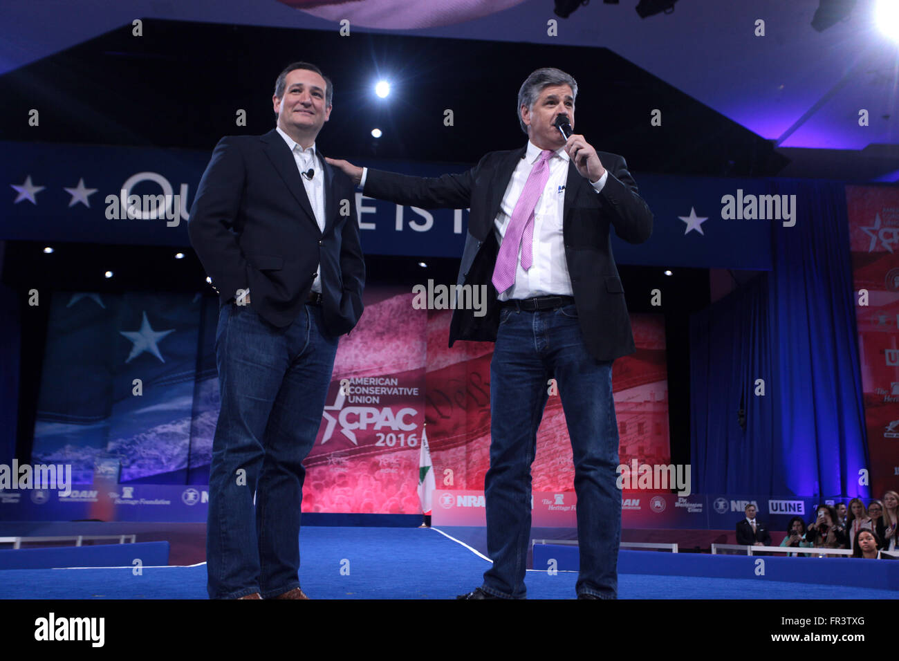 Il senatore e candidato presidenziale repubblicano Ted Cruz con Fox News host Sean Hannity durante l annuale conservatore americano Unione CPAC conferenza presso il Porto Nazionale il 4 marzo 2016 in Oxon Hill, Maryland. Foto Stock