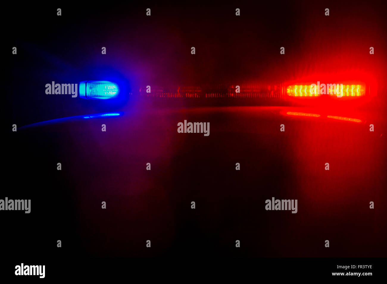 Rosso e blu polizia lampeggiante luci auto sulla cima di una pattuglia di  notte durante la conduzione di applicazione della legge business Foto stock  - Alamy